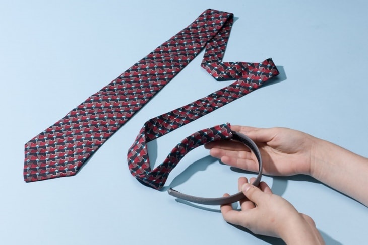 Продеваем обруч в галстук и отрезаем вторую его часть