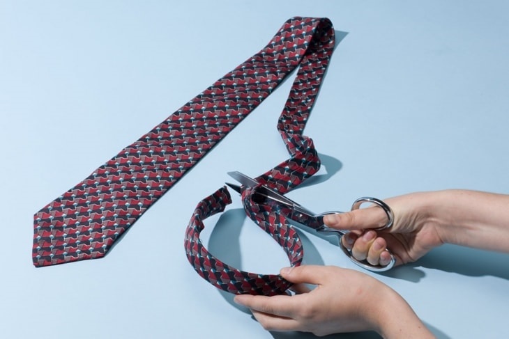 Продеваем обруч в галстук и отрезаем вторую его часть
