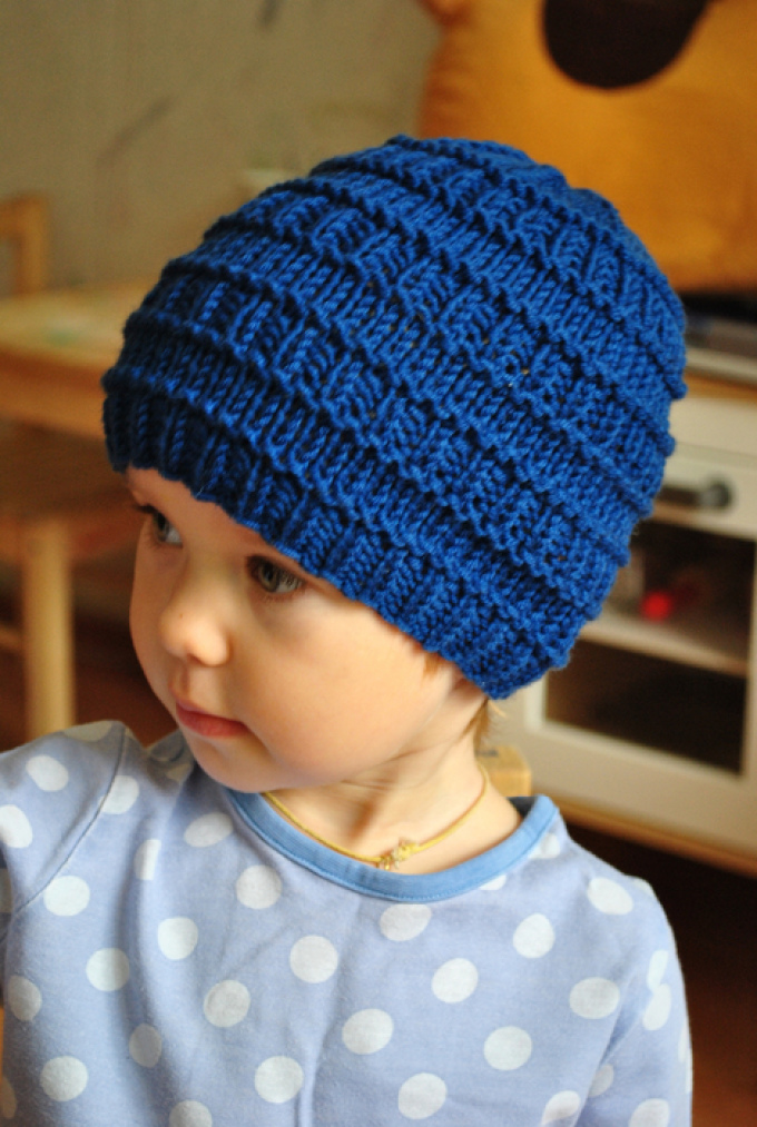 Простая легкая шапка для мальчика спицами: описание и схема