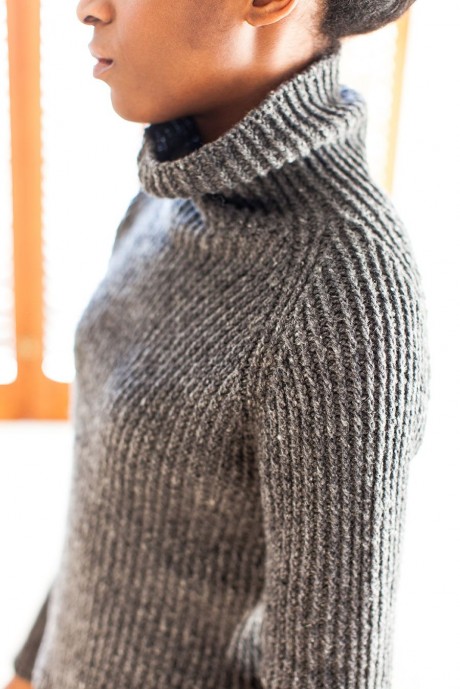 Вязаный свитер с резинкой и аранами