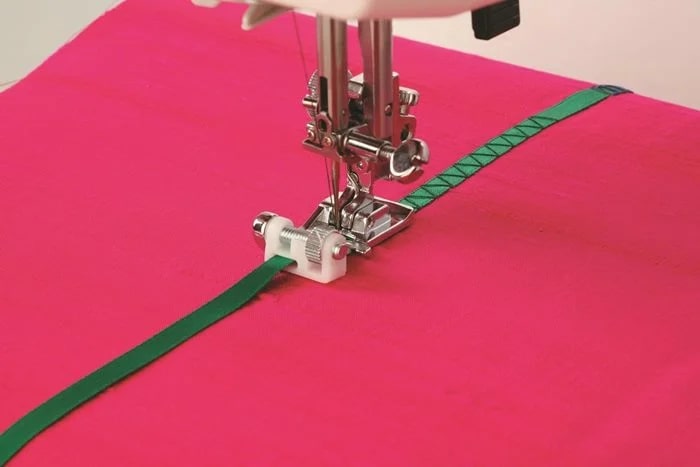 Использование лапок к швейным машинам. Фото