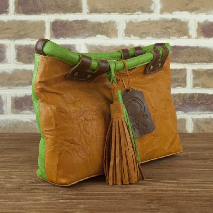 Идея переделки старой кожаной сумки с вязанием